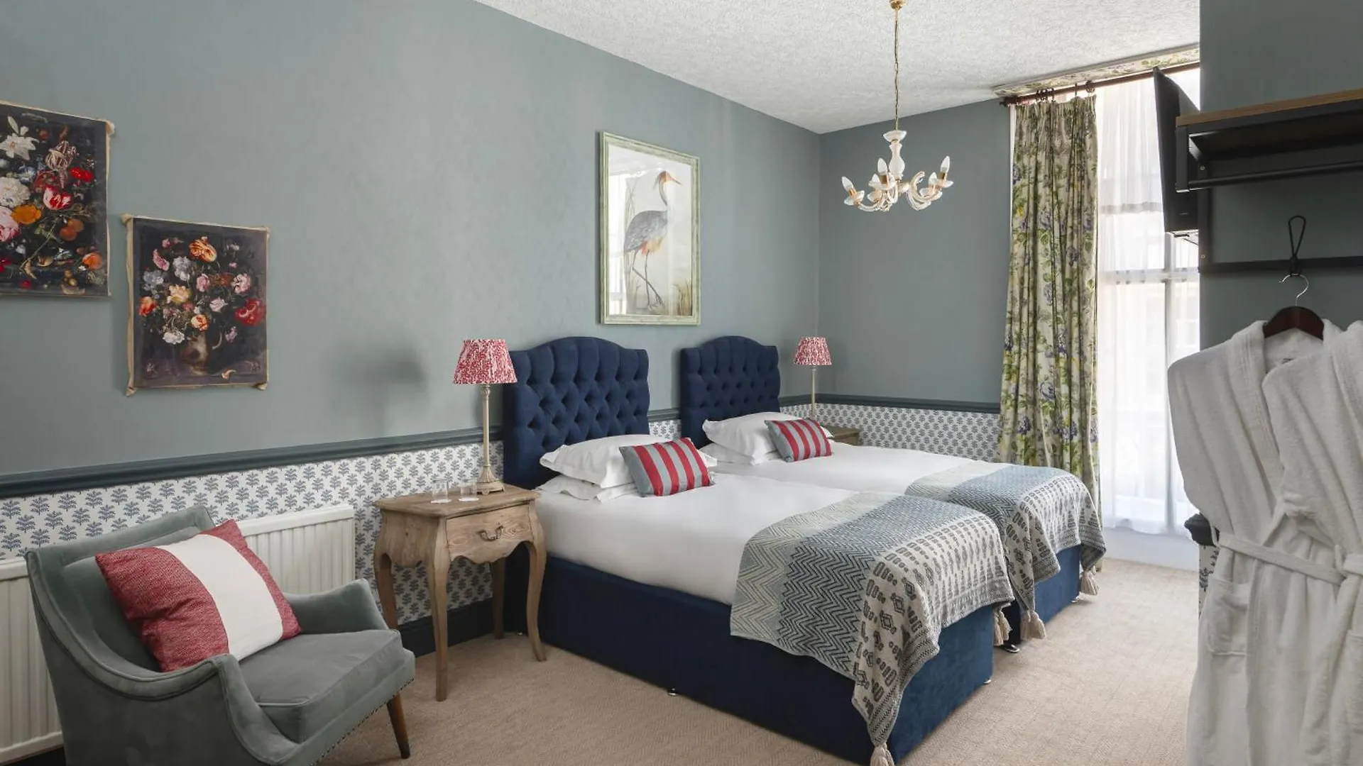 באת' Royal Hotel 3*,