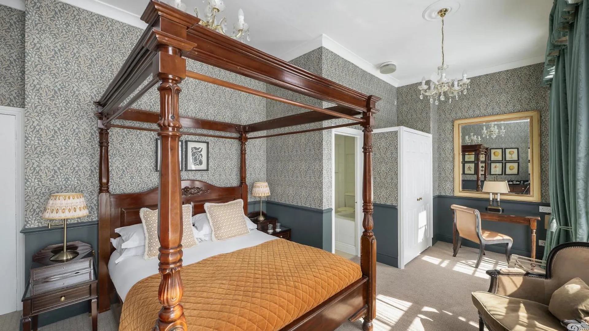 באת' Royal Hotel